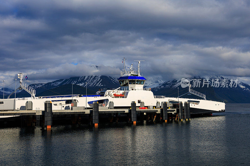 汽车渡轮从Solavågen穿过jørundfjorden fjord